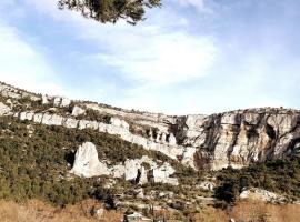 Vue panoramique sur le château,montagne et grottes, hotell sihtkohas Fontaine-de-Vaucluse