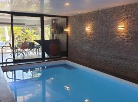 Villa les Agapanthes avec piscine et SPA chauffée dans votre appartement, ubytování v soukromí v destinaci Hardelot-Plage