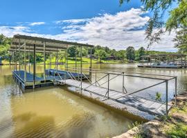Lakefront Hot Springs Home with Updated Deck and Dock!, cottage in Hot Springs