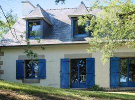 Maison de 4 chambres avec jardin amenage a Plougrescant a 2 km de la plage, počitniška nastanitev v mestu Plouguiel