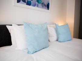 Velvet 1-bedroom apartment, Clockhouse, Hoddesdon, hotell i Hoddesdon