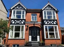Regent Retreat, Llangollen - 8 bedrooms, 7 bathrooms, games rooms, Sky TV, parking
