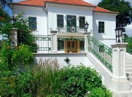 Bánó Mária Kastélyszálló, hotel Felsőmocsoládon