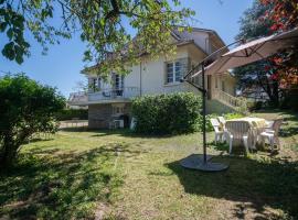 Quaint Holiday Home in Payzac with Garden, casa rústica em Payzac