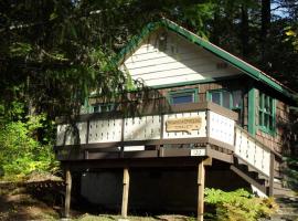 Mountainside Chalet - Tiny Home, hotel v destinaci Packwood