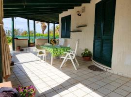 3 bedrooms house with furnished terrace at Mazara del Vallo 4 km away from the beach, feriebolig i Mazara del Vallo