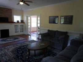Renovated 1928 bungalow on a former asylum campus, hotell i Milledgeville