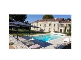 Domaine de Bourgville, hotel with parking in Monts-sur-Guesnes
