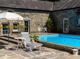 Ardnavaha House - Poolside Cottages, hotel v mestu Clonakilty