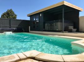 GuestHouse La Costière - logements indépendants - espace piscine jacuzzi, pensiune din Lunel