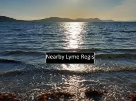 Countryside Snug - 3 Miles to Lyme Regis Beach - Balcony Views & Free Parking