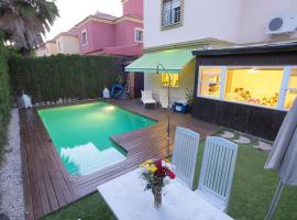 4 bedrooms villa with private pool enclosed garden and wifi at Tomares, holiday rental in Tomares