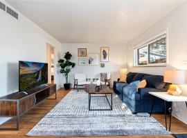 Centrally Located Townhome Near PVH - Dog Friendly, hotel en Fort Collins