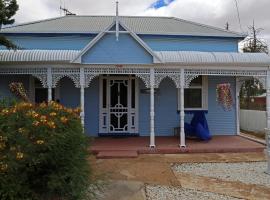 Ella's Place, hotel near Whites Minerals and Mining Musuem, Broken Hill