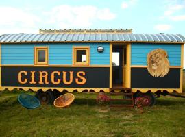 La roulotte CIRCUS des Grillots, campsite in Beaulon