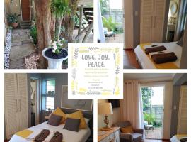 Love Joy Peace Cottage, hotel cerca de Fort Klapperkop Heritage Site, Pretoria