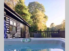 Mistletoe One Luxury Lodge with Hot Tub Windermere: Windermere şehrinde bir otel