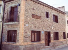 CASA CUATRO ESQUINAS, villa em Sotillo de la Adrada