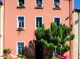 Chambres d'Hôtes et Gîtes- L'Abri sous Roche