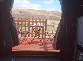 Wee Hoose Glamping Pod 1, camping i Skail