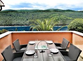 Apartments Alenka by the sea、ラビンのホテル