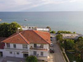 Seaside Apartments, hotel com estacionamento em Nea Iraklia
