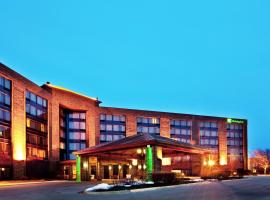 Holiday Inn Chicago Nw Crystal Lk Conv Ctr, an IHG Hotel、クリスタルレイクの駐車場付きホテル