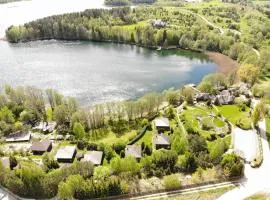 Akmenos Villas & Bungalow、Bražuolėのバンガロー
