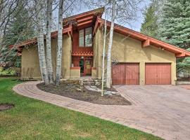 Luxe Sun Valley Retreat with Hot Tub, 3 Mi to Resort!, stuga i Sun Valley