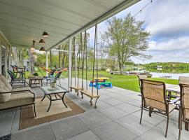 Luxe Lakefront Family Cottage Private Beach, Dock, cottage sa Bethel