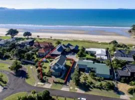 Kiwi Kuta with direct beach access -Matarangi Home