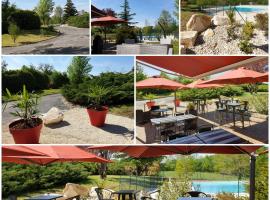 Logis Hôtel Auberge de Cartassac、Sarrazacのホテル