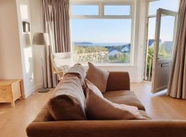 24 CLIFF APARTMENT-3 BED-GROUND FLOOR-SEA VIEWS, hotel di Trearddur