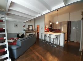 coquet studio en mezzanine NUIT pour 2 personnes, hôtel à Saint-Girons