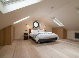 Luxury Coach house next to woodland in Knutsford, hotel en Knutsford