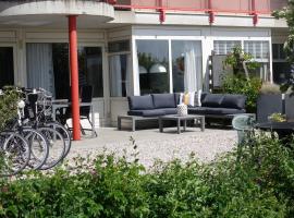 Duinzicht, ruim appartement met terras op de begane grond nabij strand