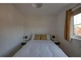 Peaceful terrace house with allocated parking bay - Pass the Keys