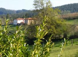 Ferme des Entremains, hotel with parking in Mardore