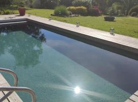 La petite Hautière Maison 2 personnes Plouer sur Rance avec piscine, hotel in Plouër-sur-Rance