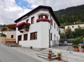 Chasa Nogler - Ferienwohnung, hotel con estacionamiento en Ramosch