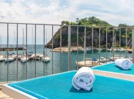 La finestra sul mare by Tizzano House