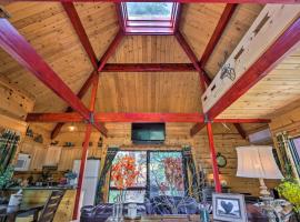 Furnished Deck: Romantic Strawberry/Pine Studio!, Hotel in Pine