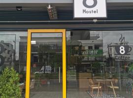 The 8 hostel Buriram, hotel i Ban Bu Lamduan