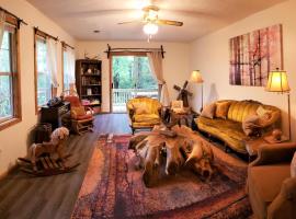 Ridge Retreat at Hearthstone Cabins and Camping - Pet Friendly, hotell i Helen