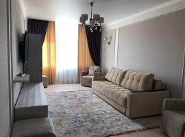 2-ухкомнатная современная новая квартира в центре города, Hotel in Qostanai