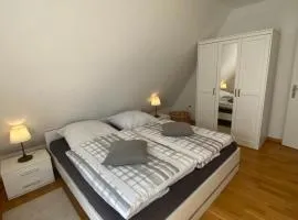 Ferienwohnung mit Balkon und eingezäunten Garten