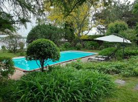 Chambre bord de l'eau oka, hotel with pools in Oka