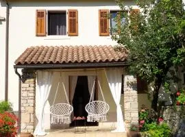 Apartment PARENZANA, little row HOUSE with big green yard in central Istria