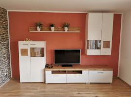 Gemütliche 90 qm Wohnung in Saarburg, zentral gelegen, Garten mit Aussicht, separater Eingang โรงแรมในซาร์บวร์ก