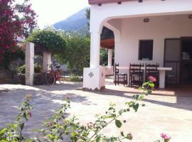 Villa by the Vulcano - 55 mq plus large garden and patio, holiday home in Vulcano